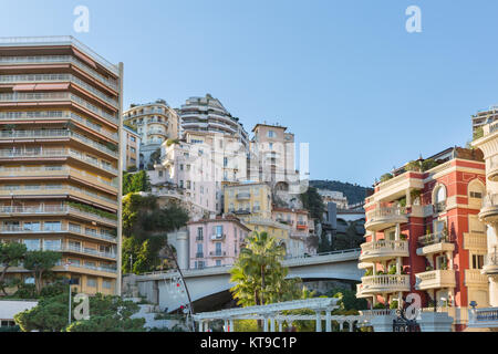 Überfüllte Immobilien, historischen Gebäuden und fest platziert Luxus Eigenschaften in Monte Carlo, Monaco, Riviera, Mittelmeer Stockfoto