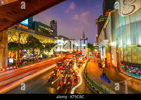Central World und Gaysorn Plaza Shopping Mall in der Dämmerung, Ratchaprasong Kreuzung, Bangkok, Thailand Stockfoto