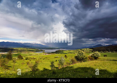 Frühjahr Regen und Sturm in den Bergen. Green Spring Hills in der Slowakei Stockfoto