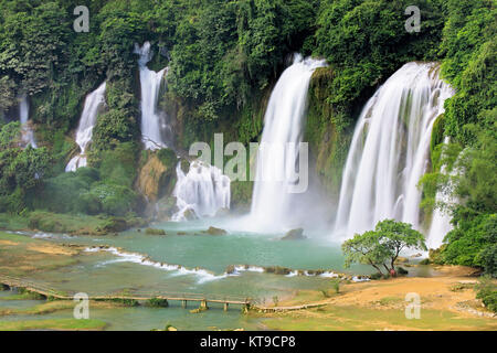 Detian Wasserfall in China, auch als Ban Gioc in Vietnam bekannt ist die vierte größte transnationale Wasserfälle der Welt. Im Karst Hügel von D Stockfoto