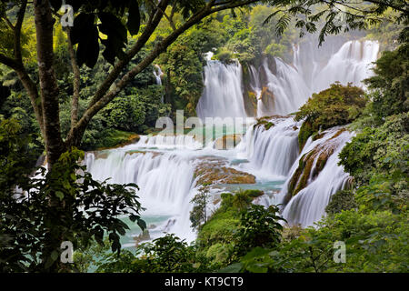 Detian Wasserfall in China, auch als Ban Gioc in Vietnam bekannt ist die vierte größte transnationale Wasserfälle der Welt. Im Karst Hügel von D Stockfoto