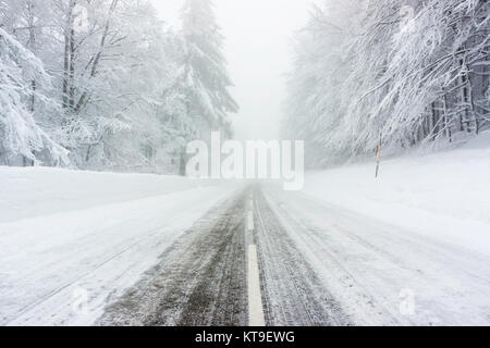 Einen verschneiten und eisigen gerade Straße in den Vogesen (Frankreich) im Winter - Dezember 2017 - Horizontale Stockfoto