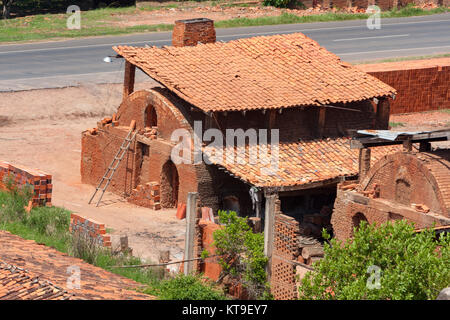 Dachziegel und Ziegelsteine traditionelle Operationen Fabriken und Holzbefeuerte Öfen, tobati Bezirk, Cordillera Department, Paraguay Stockfoto