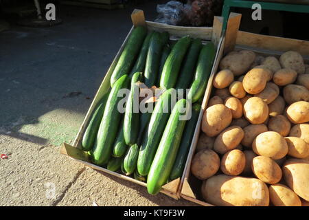 Frische Gurken und Kartoffeln auf dem Lebensmittelmarkt Stockfoto