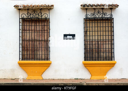 Alten kolonialen Windows in Mompox, Kolumbien Stockfoto