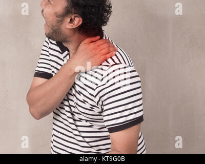 Unglückliche Menschen leiden unter schmerzhaften Schulter. Stockfoto