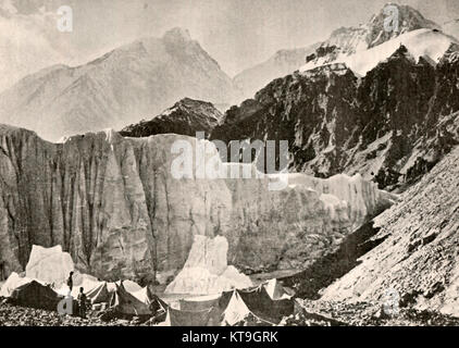 EVEREST - britische Bergsteiger Zelten am Fuße des Mount Everest (aka Sagarmāthā und Chomolungma, Himalaja im Jahr 1932. Stockfoto