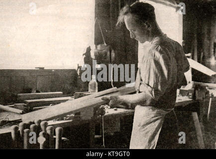 Ein Handwerker passt der Verzweigung in einem Kricket bat in einem kleinen Sussex (UK) Fabrik 1932 Stockfoto