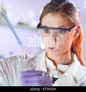 Junge Wissenschaftler im Life-Science Labor pipettieren. Stockfoto