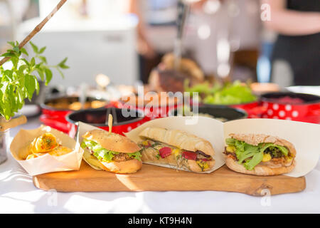 Sorten von Hause zubereitete Sandwiches Beeing am Straßenstand verkauft. Stockfoto