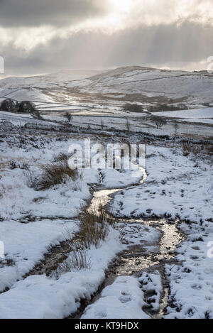 Schöne verschneite Landschaft in der Nähe von Rowarth in der High Peak, Derbyshire, England. Stockfoto