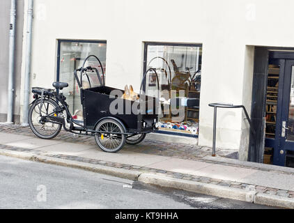 Hund im Fahrrad Korb in Kopenhagen, Dänemark. Stockfoto