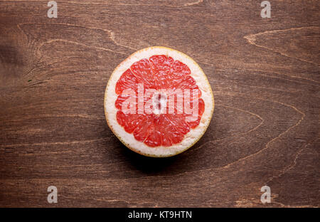 Cut Grapefruit auf hölzernen Hintergrund Stockfoto