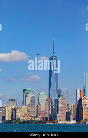 New York, New York State, Vereinigte Staaten von Amerika. Manhattan von New York Bay gesehen. Das hohe Gebäude ist das One World Trade Center, auch bekannt als 1 W Stockfoto