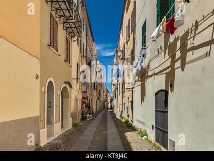 Über Mallorca, Straße in der Altstadt von Alghero, Sardinien, Italien Stockfoto