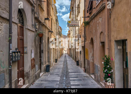 Über Turritana, mittelalterliche Straße im historischen Zentrum von Sassari, Sardinien, Italien Stockfoto