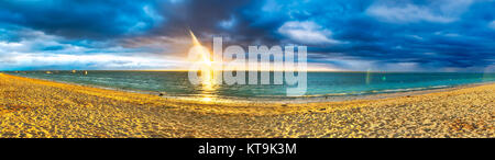 Flic en Flac Strand bei Sonnenuntergang. Panorama Stockfoto