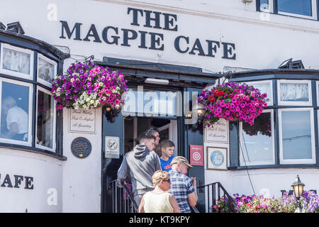 Die Menschen in der Warteschlange außerhalb des Magpie Cafe in Whitby, North Yorkshire, England, Großbritannien Stockfoto