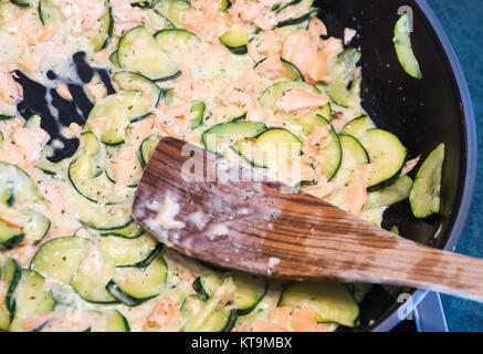 Pfanne Zucchini und Lachs in einer Pfanne Stockfoto