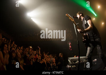 Die US-amerikanische Pop-Punk-Band All Time Low führt ein Live Konzert bei VEGA in Kopenhagen. Hier Sänger und Gitarrist Alex Gaskarth ist live auf der Bühne gesehen. Denmerk, 21.02.2014. Stockfoto