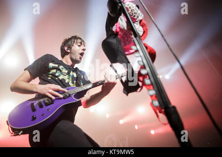 Die US-amerikanische Pop-Punk-Band All Time Low führt ein Live Konzert bei VEGA in Kopenhagen. Hier Gitarrist Jack Barakat wird gesehen, live auf der Bühne. Denmerk, 21.02.2014. Stockfoto