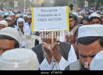 Kolkata, Indien. 21 Dez, 2017. Eine Indische muslimische Mann Gebet für die Al-Aksa-Moschee in der Altstadt von Jerusalem. Westbengal Zustand Jamait Ulama-I-Hind Aktivisten und Unterstützer während einer friedlichen Protest sammeln für die Anerkennung von Palästina als Freistaat und Protest gegen Aggression Trumpf auf Palästina, am 21. Dezember in Kalkutta, Indien 2017. Credit: Sanjay Purkait/Pacific Press/Alamy leben Nachrichten Stockfoto