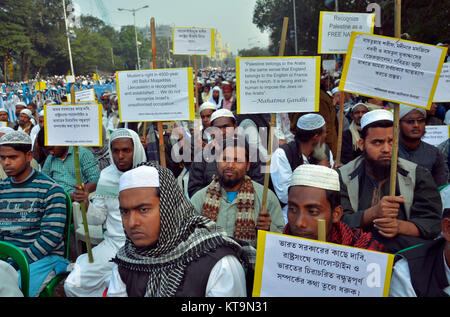 Kolkata, Indien. 21 Dez, 2017. Westbengal Zustand Jamait Ulama-I-Hind Aktivisten und Unterstützer während einer friedlichen Protest sammeln für die Anerkennung von Palästina als Freistaat und Protest gegen Aggression Trumpf auf Palästina, am 21. Dezember 2017 in Kalkutta, Indien. Credit: Sanjay Purkait/Pacific Press/Alamy leben Nachrichten Stockfoto