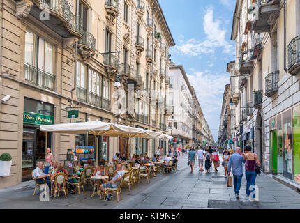 Sidewalk Cafe und Geschäfte auf der Via Giuseppe Garibaldi, Turin, Piemont, Italien Stockfoto