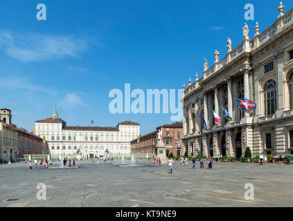 Die Piazza Castello looing in Richtung der Palazzo Reale, der Palazzo Madama auf der rechten, Turin, Piemont, Italien Stockfoto