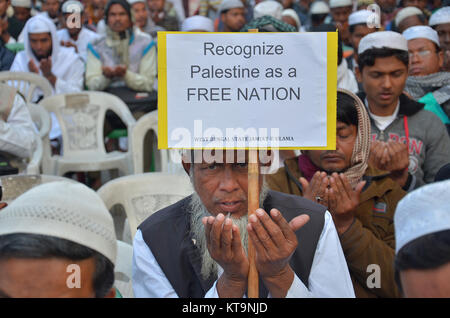 Kolkata, Indien. 21 Dez, 2017. Eine Indische muslimische Mann Gebet für die Al-Aksa-Moschee in der Altstadt von Jerusalem. Westbengal Zustand Jamait Ulama-I-Hind Aktivisten und Unterstützer während einer friedlichen Protest sammeln für die Anerkennung von Palästina als Freistaat und Protest gegen Aggression Trumpf auf Palästina, am 21. Dezember in Kalkutta, Indien 2017. Credit: Sanjay Purkait/Pacific Press/Alamy leben Nachrichten Stockfoto