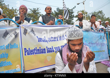 Kolkata, Indien. 21 Dez, 2017. Indische muslimische Männer Gebet für die Al-Aksa-Moschee in der Altstadt von Jerusalem. Westbengal Zustand Jamait Ulama-I-Hind Aktivisten und Unterstützer während einer friedlichen Protest sammeln für die Anerkennung von Palästina als Freistaat und Protest gegen Aggression Trumpf auf Palästina, am 21. Dezember in Kalkutta, Indien 2017. Credit: Sanjay Purkait/Pacific Press/Alamy leben Nachrichten Stockfoto