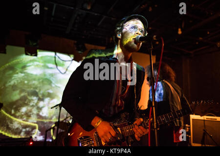 Die finnische Rockband Black Lizard führt ein Live Konzert in Huset als Teil von Kopenhagen Psych Fest 2015. Hier Sänger und Gitarrist Paltska-Kai Salama ist live auf der Bühne gesehen. Dänemark, 11/09 2015. Stockfoto