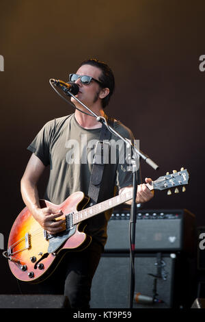 Die US-amerikanische Rockband Black Rebel Motorcycle Club führt ein Live Konzert bei den Danish Music festival Roskilde Festival 2013. Hier Sänger und Gitarrist Peter Hayes ist live auf der Bühne gesehen. Dänemark, 07.07 2013. Stockfoto