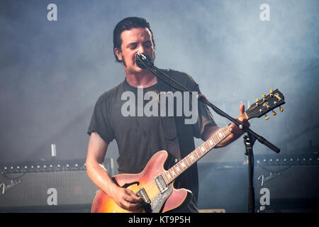 Die US-amerikanische Rockband Black Rebel Motorcycle Club führt ein Live Konzert bei den Danish Music festival Roskilde Festival 2013. Hier Sänger und Gitarrist Peter Hayes ist live auf der Bühne gesehen. Dänemark, 07.07 2013. Stockfoto