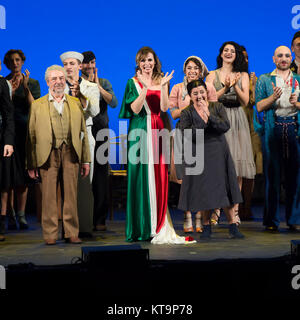 Neapel, Italien. 07 Dez, 2017. Serena Autieri durchgeführt am Augusteo Theater in Neapel mit ihrer Show 'Rosso Napoletano". Serena Autieri sammelt das Lied der Freiheit des Menschen, die nur mit seinem Stolz und seine brillante Kreativität bewaffnet, durch die unaufhaltsame Kraft von seinem vulkanischen inspiriert, während der vier Tage von Neapel rebellierten gegen die Unterdrückung, seine Kinder und seine reiche und freudige Identität zu speichern. Credit: Massimo Cuomo/Pacific Press/Alamy leben Nachrichten Stockfoto