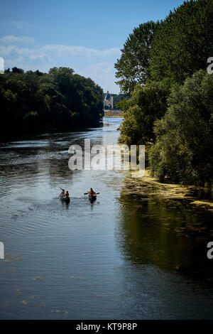 Kanufahren auf dem Fluss Cher in der Nähe von Chenonceaux im Tal der Loire in Frankreich. Stockfoto