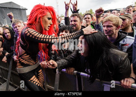 Die amerikanische heavy metal band Butcher Babies führt ein Live Konzert in der dänischen Heavy Metal Festival Copenhell 2015 in Kopenhagen. Hier Sängerin Heidi Schäfer gesehen live mit den Fans. Dänemark, 18/06 2015. Stockfoto