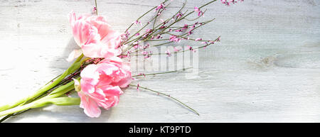 Rosa Tulpen auf hölzernen Hintergrund Ostern Stockfoto