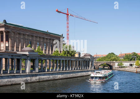 Laubengang mit Säulen entlang der Spree der Alten Nationalgalerie in Berlin. Stockfoto