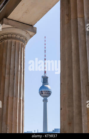 Laubengang mit Säulen der Alten Nationalgalerie in Berlin mit Blick auf den Berliner Fernsehturm Stockfoto