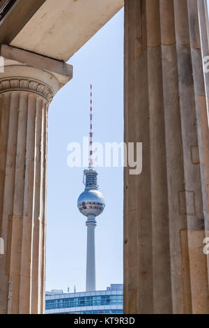 Laubengang mit Säulen der Alten Nationalgalerie in Berlin mit Blick auf den Berliner Fernsehturm Stockfoto