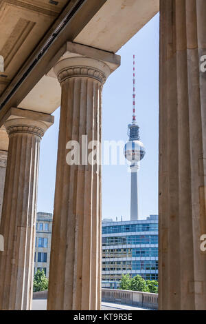Laubengang mit Säulen der Alten Nationalgalerie in Berlin mit Blick auf den Berliner Fernsehturm Stockfoto
