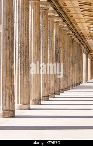 Laubengang mit Säulen der Alten Nationalgalerie in Berlin. Stockfoto