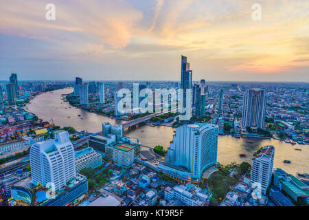 Bangkok River View bei Sonnenuntergang mit modernen business Gebäude entlang der Fluss Chao Phraya, Thailand Stockfoto