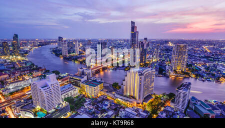 Bangkok River View bei Sonnenuntergang mit modernen business Gebäude entlang der Fluss Chao Phraya, Thailand Stockfoto