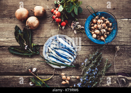 Frische Sardinen auf Holz Stockfoto