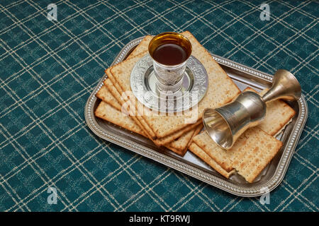 Pessach-Stillleben mit Wein und Matzoh jüdischen Pessach Brot Stockfoto