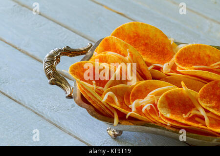 Natürliche Kartoffelchips Heap die Schüssel auf Holz Hintergrund Stockfoto
