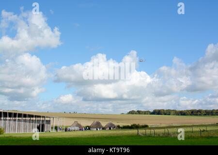 Militärische Hubschrauber über den Eintritt zu Stonehenge, in der Nähe von Amesbury, Wiltshire, England, UK Flying Stockfoto