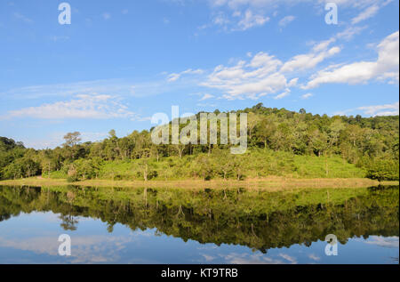 Pang Oung Nationalpark, Reflexion der Kiefer in einem See, Mae Hong Son, Thailand Stockfoto